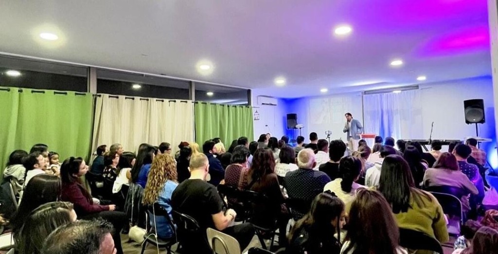 Comunidad reunida en Iglesia Cristiana Valle Grande